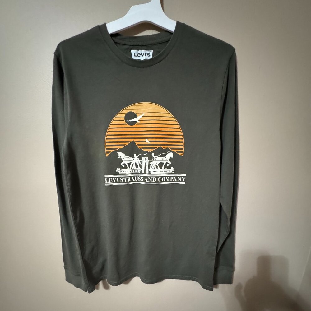 🆕 248  Levi’s Long Sleeve Tee | Surplus Green Western Graphic | 100% Cotton